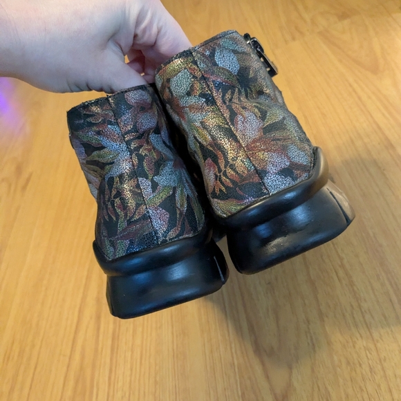 Naot Polaris Floral Leather Side Zip Ankle Boot Sneaker Size 40 US 9 - Picture 4 of 10